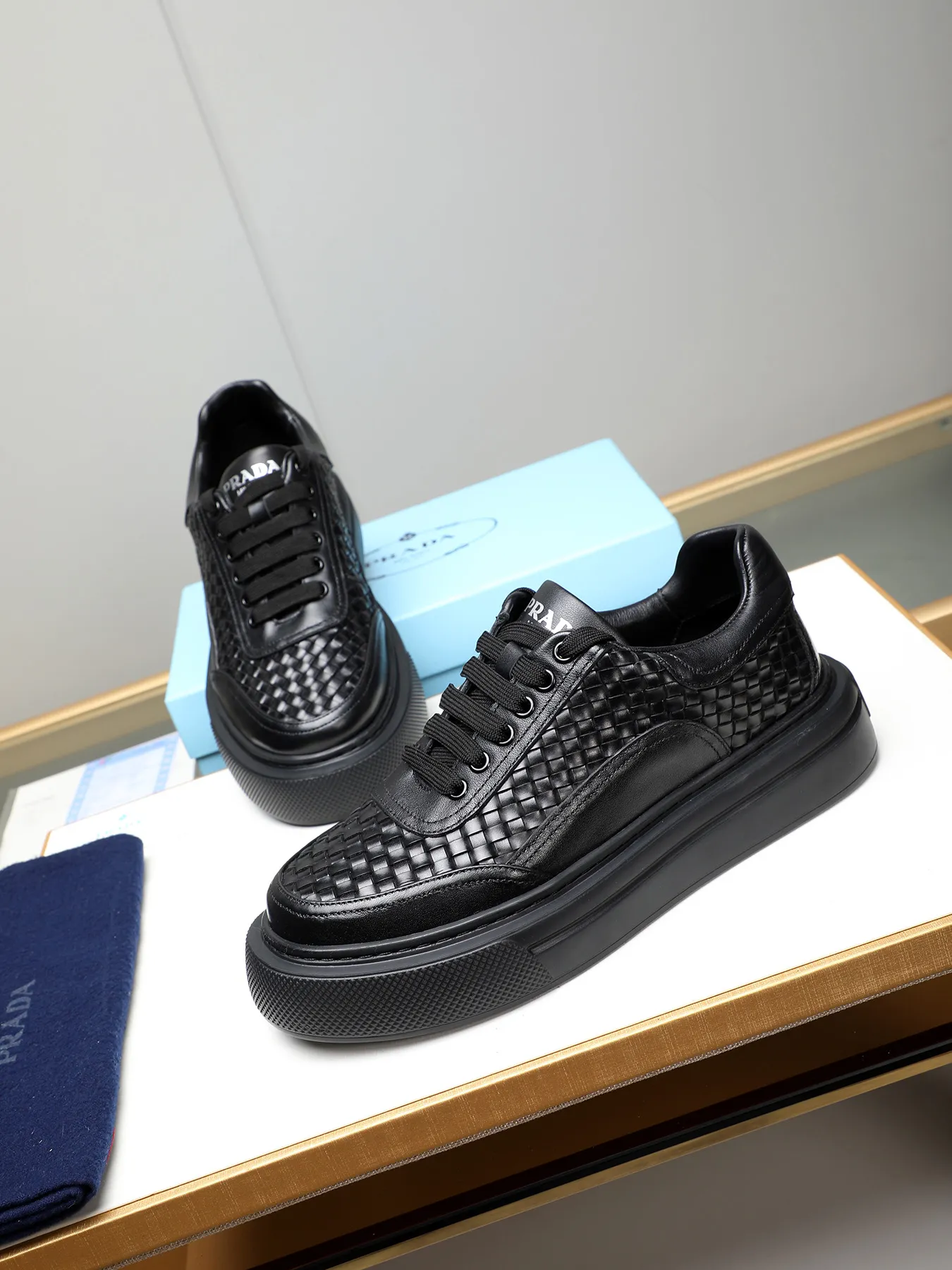 Men's shoes 💰500 Prada/Prada Men's new casual shoes, this upper is made of imported calfskin. The outside is decorated with the P family's classic metal triangle enamel logo, with cowhide lining and cowhide for the foot pads. The outsole is made of non-slip sports exclusive rubber outsole with logo, which feels good on the feet. It is a fashionable and fashionable item!  Size: 38-44 (45 customized)